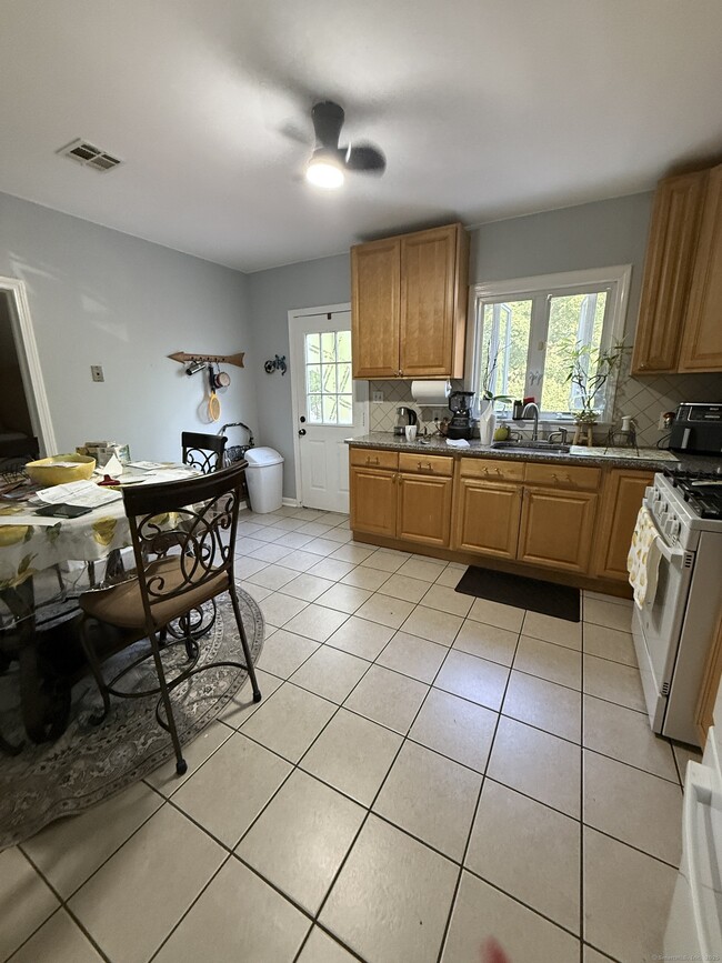 194 Southmayd Rd in Waterbury, CT - Foto de edificio - Building Photo