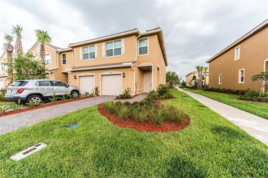 5784 Monterra Club Dr in Greenacres, FL - Building Photo