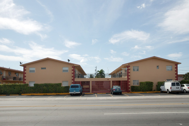 990 W 29th St in Hialeah, FL - Foto de edificio - Building Photo