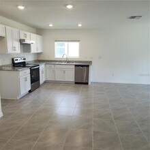 37410 MacKenzie Dr in Zephyrhills, FL - Building Photo - Building Photo