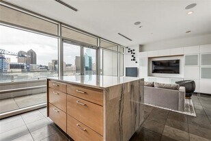 2430 Victory Park Ln in Dallas, TX - Building Photo
