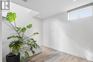 2112 Amesbury Crescent in Burlington, ON - Building Photo