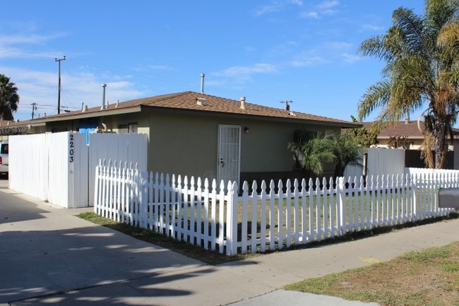 2203 Pomona Ave in Costa Mesa, CA - Building Photo - Building Photo