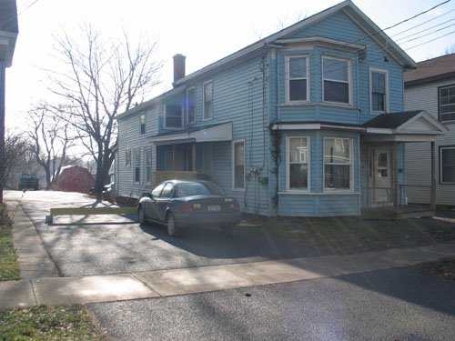 142 W Seneca St in Oswego, NY - Foto de edificio