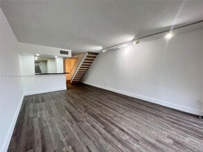 9210 Fontainebleau Blvd, Unit 2 0 9 in Miami, FL - Building Photo - Building Photo