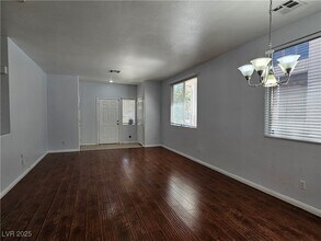 8836 Kingswood Dr in Las Vegas, NV - Building Photo - Building Photo