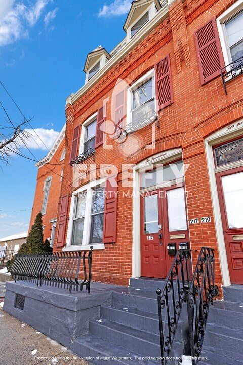 217 S Queen St in Lancaster, PA - Building Photo