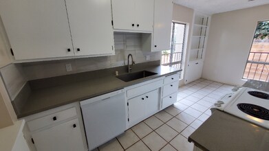 2213 Voorhees Ave in Redondo Beach, CA - Foto de edificio - Building Photo