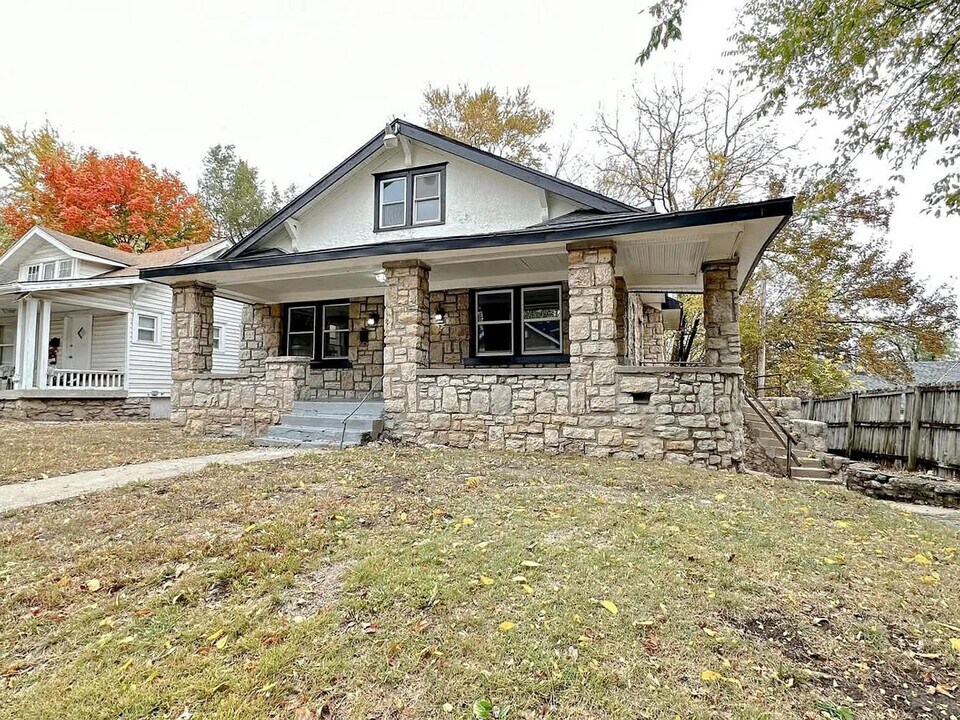 1842 E 67th Terrace in Kansas City, MO - Building Photo