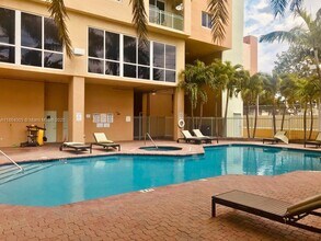 3500 Coral Way, Unit 704 in Coral Gables, FL - Foto de edificio - Building Photo