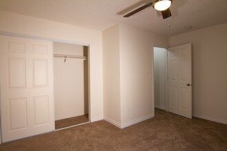 Heritage Crossing Townhome Apartments in Milwaukie, OR - Foto de edificio - Building Photo