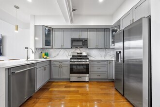 300 Communipaw Ave in Jersey City, NJ - Building Photo - Building Photo