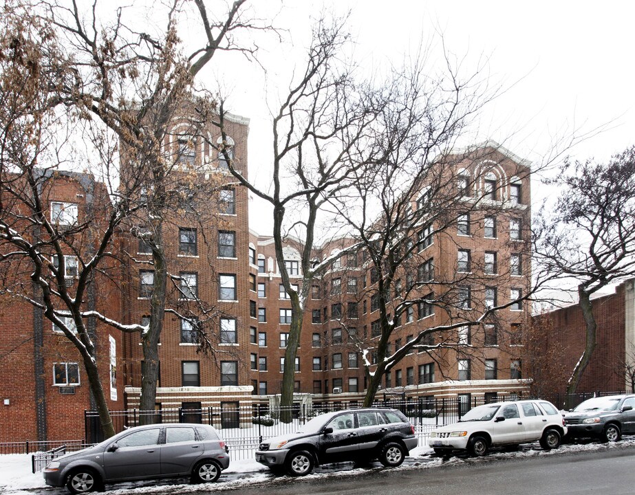 725 W Sheridan Rd in Chicago, IL - Building Photo