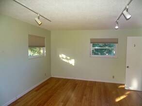 6104 Lockhurst Dr in Woodland Hills, CA - Building Photo - Building Photo