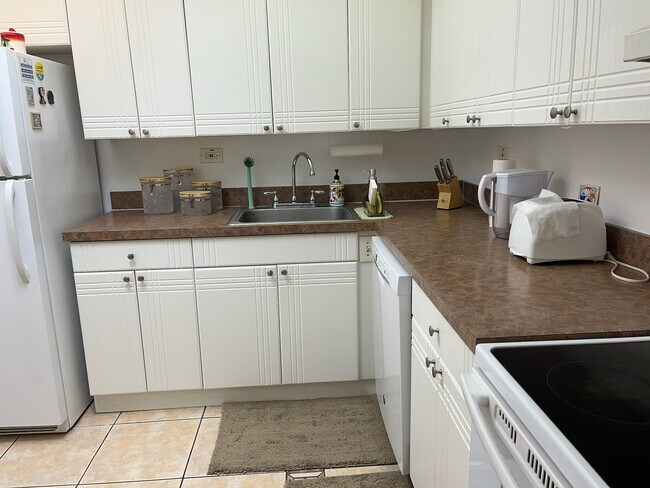 8107 SW 72nd Ave, Unit Granada Dadeland 321-E in Miami, FL - Building Photo - Building Photo