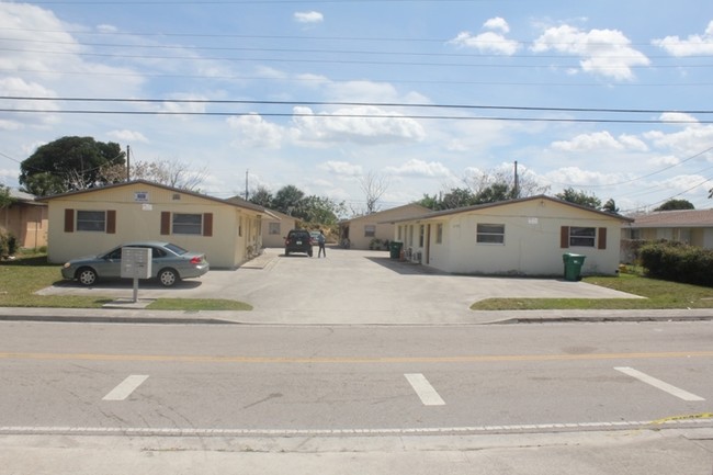 1141-1149 W 28th St in Riviera Beach, FL - Foto de edificio - Building Photo