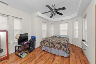 2307 E 70th Pl in Chicago, IL - Foto de edificio - Building Photo