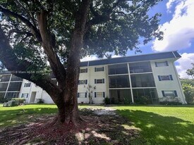 5090 SW 64th Ave in Davie, FL - Building Photo