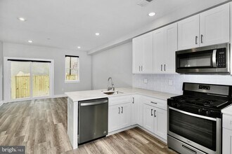 2537 Cecil B Moore Ave in Philadelphia, PA - Foto de edificio - Building Photo