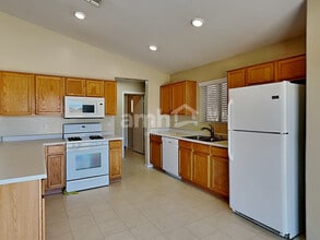 12724 W Flores Dr in El Mirage, AZ - Foto de edificio - Building Photo