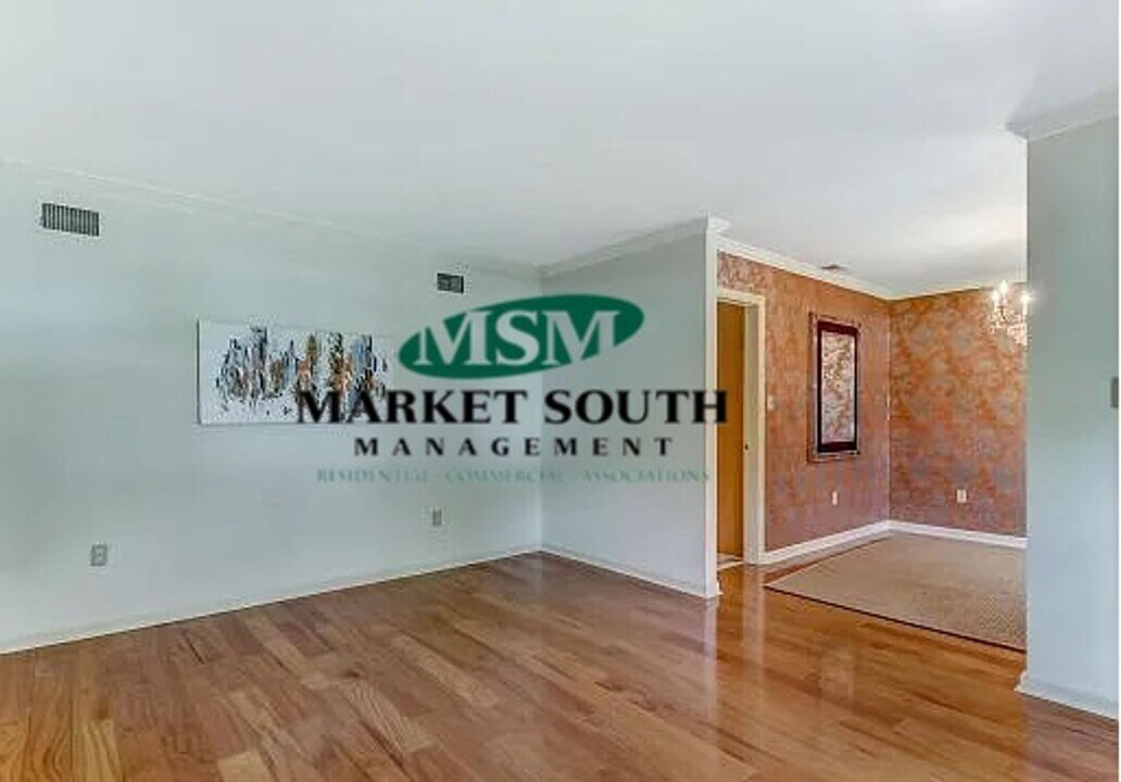 101 E 57th St in Savannah, GA - Building Photo