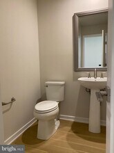 7465 Backett Wood Ter in McLean, VA - Foto de edificio - Building Photo