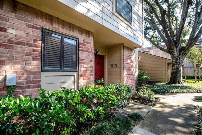 913 Memorial Village Dr in Houston, TX - Building Photo - Building Photo