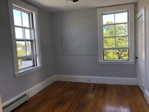 126 Pleasant St in Marblehead, MA - Building Photo - Building Photo
