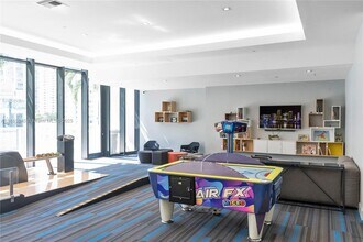 1010 Brickell Ave, Unit 3307 in Miami, FL - Foto de edificio - Building Photo