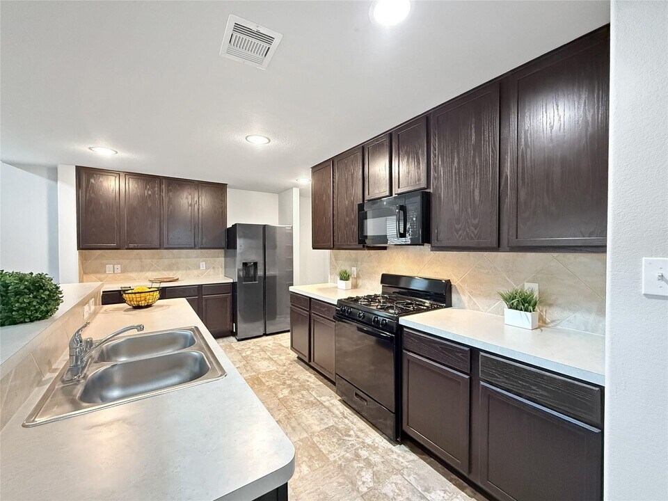 3003 Silverhorn Ln in Rosenberg, TX - Foto de edificio