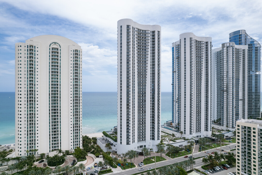 Trump Towers I in Miami, FL - Building Photo