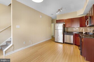909 N 19th St-Unit -B in Philadelphia, PA - Building Photo - Building Photo