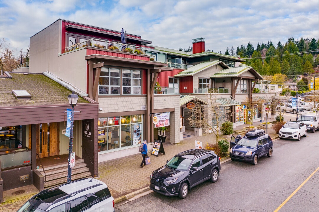 Galleries on the Bay in West Vancouver, BC - Building Photo