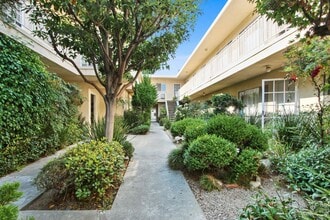 529 Montana Ave - 5 blocks to the beach in Santa Monica, CA - Building Photo - Building Photo