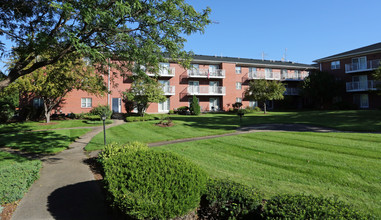 River Place Apartments in Oshkosh, WI - Building Photo - Building Photo