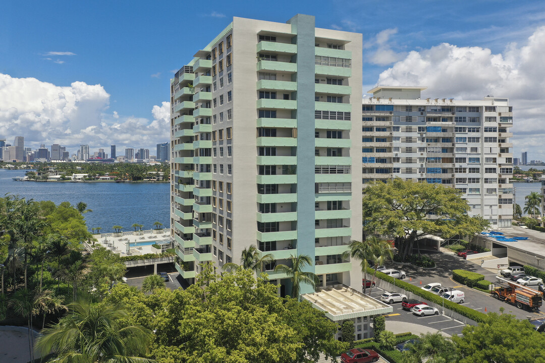 Island Terrace in Miami Beach, FL - Foto de edificio