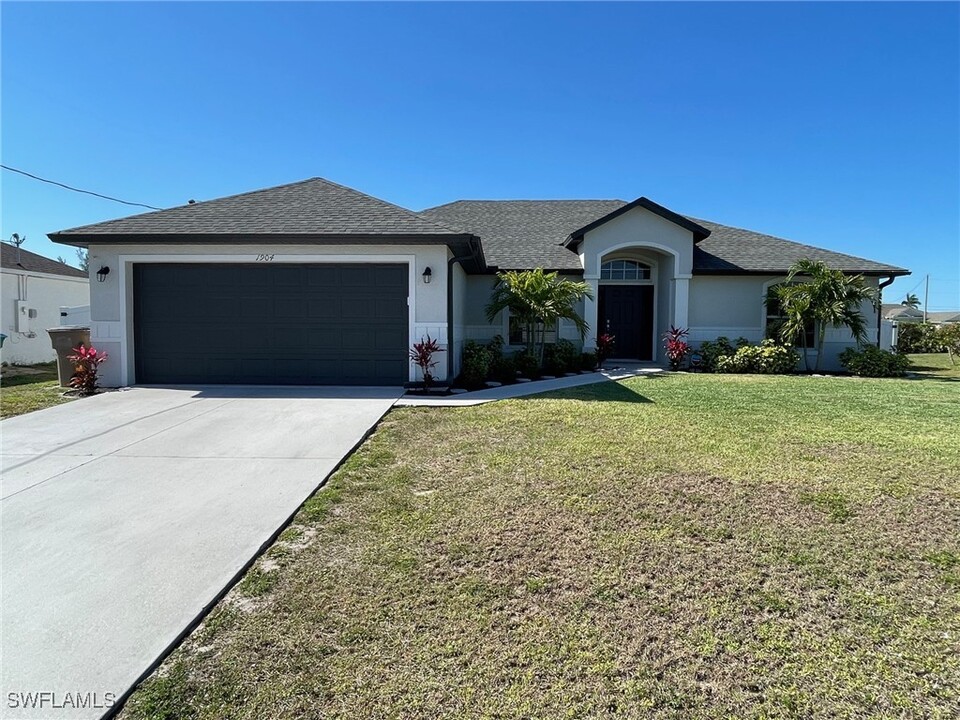 1904 NW 21st Terrace in Cape Coral, FL - Foto de edificio