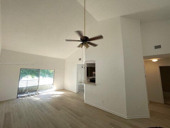 3465 NW 44th St, Unit 204 in Lauderdale Lakes, FL - Building Photo - Building Photo