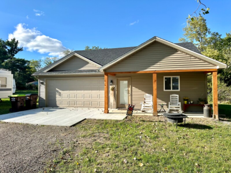 818 Burr St in Adrian, MI - Building Photo