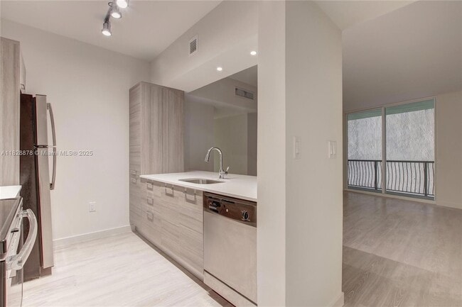 1756 N Bayshore Dr, Unit 17G in Miami, FL - Building Photo - Building Photo