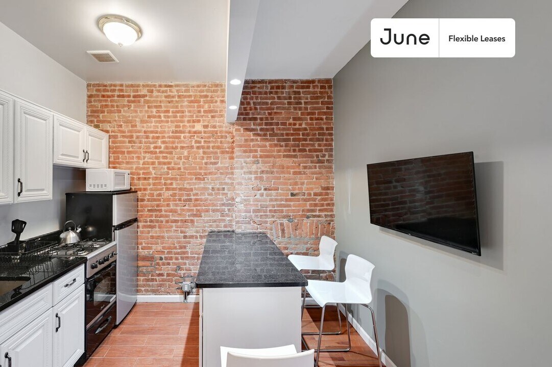 351 W 46th St in New York, NY - Building Photo