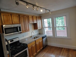 18 Bond St, Unit 3 in Somerville, MA - Foto de edificio - Building Photo