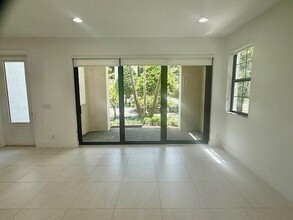 8104 Hobbes Wy in Palm Beach Gardens, FL - Foto de edificio - Building Photo
