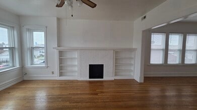 2446 N Rutherford Ave, Unit 2 in Chicago, IL - Foto de edificio - Building Photo