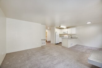 Sutter's Square in Everett, WA - Foto de edificio - Building Photo