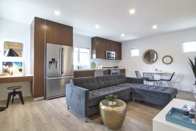 Pacifico Apartments in Santa Monica, CA - Building Photo - Building Photo
