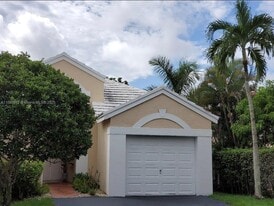 577 Bridgeton Rd in Weston, FL - Building Photo
