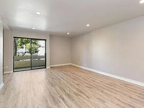 740 N Kings Rd, Unit 123 in Los Angeles, CA - Building Photo - Building Photo