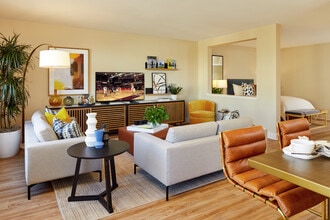 Crescent Village Apartment Homes in San Jose, CA - Foto de edificio - Building Photo