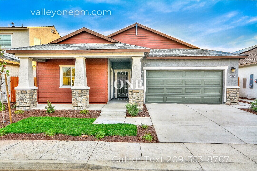 583 Melford Dr in Patterson, CA - Foto de edificio